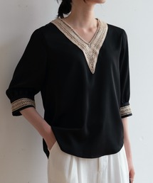 一枚で夏服にピッタリな刺繍デザインVネック上品ブラウス