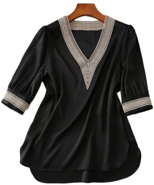 maison de LATIR（メゾンドラティール）の「一枚で夏服にピッタリな刺繍デザインVネック上品ブラウス（シャツ/ブラウス・レディース・ブラック/ネイビー/ホワイト・L/M/LL）」の4枚目の写真