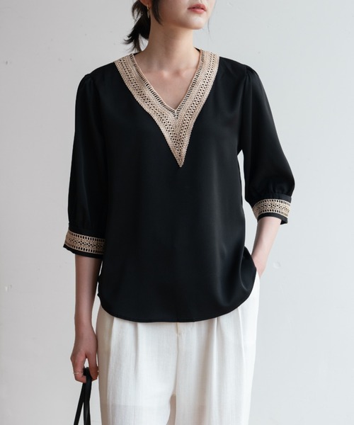 maison de LATIR（メゾンドラティール）の「一枚で夏服にピッタリな刺繍デザインVネック上品ブラウス（シャツ/ブラウス・レディース・ブラック/ネイビー/ホワイト・L/M/LL）」の20枚目の写真