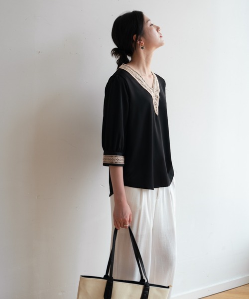 maison de LATIR（メゾンドラティール）の「一枚で夏服にピッタリな刺繍デザインVネック上品ブラウス（シャツ/ブラウス・レディース・ブラック/ネイビー/ホワイト・L/M/LL）」の8枚目の写真