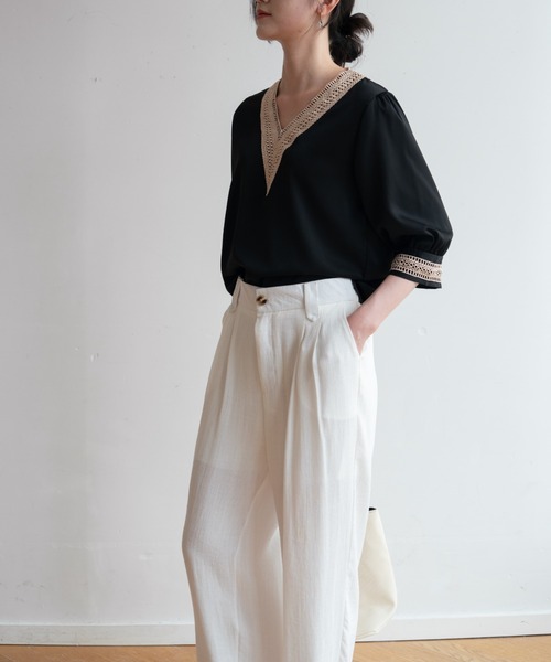 maison de LATIR（メゾンドラティール）の「一枚で夏服にピッタリな刺繍デザインVネック上品ブラウス（シャツ/ブラウス・レディース・ブラック/ネイビー/ホワイト・L/M/LL）」の12枚目の写真