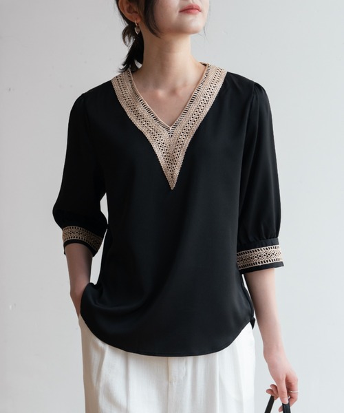 maison de LATIR（メゾンドラティール）の「一枚で夏服にピッタリな刺繍デザインVネック上品ブラウス（シャツ/ブラウス・レディース・ブラック/ネイビー/ホワイト・L/M/LL）」の17枚目の写真