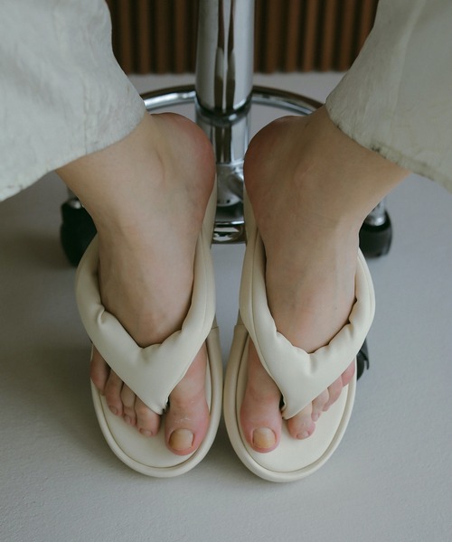 MANOF(マノフ)の「PADDED TWIST SANDAL(サンダル・レディース・アイボリー/ブラック・36/37/38)」の1枚目の写真