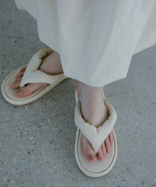 MANOF(マノフ)の「PADDED TWIST SANDAL(サンダル・レディース・アイボリー/ブラック・36/37/38)」の7枚目の写真