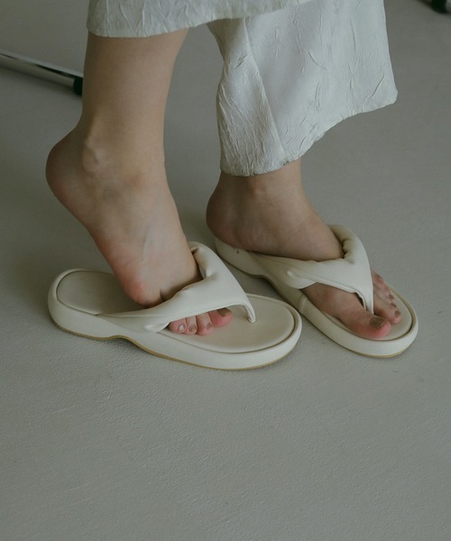 MANOF(マノフ)の「PADDED TWIST SANDAL(サンダル・レディース・アイボリー/ブラック・36/37/38)」の9枚目の写真