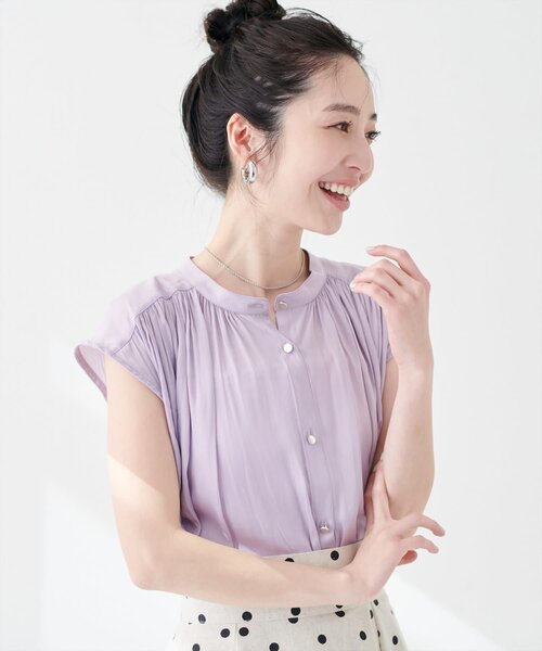 natural couture（ナチュラルクチュール）の「とろみサテンノースリーブギャザーブラウス（シャツ/ブラウス・レディース・チャコールグレー/アイボリー/ピンクベージュ/サックスブルー/グレイッシュベージュ/ラベンダー/ネイビー・FREE）」の6枚目の写真