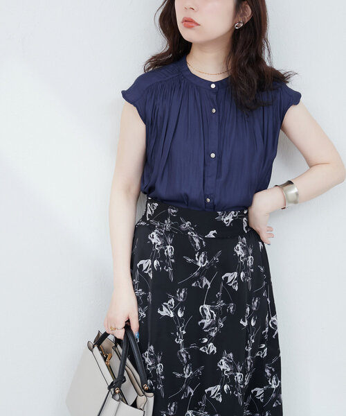 natural couture（ナチュラルクチュール）の「とろみサテンノースリーブギャザーブラウス（シャツ/ブラウス・レディース・チャコールグレー/アイボリー/ピンクベージュ/サックスブルー/グレイッシュベージュ/ラベンダー/ネイビー・FREE）」の5枚目の写真