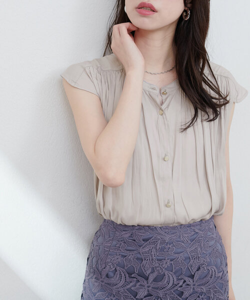 natural couture（ナチュラルクチュール）の「とろみサテンノースリーブギャザーブラウス（シャツ/ブラウス・レディース・チャコールグレー/アイボリー/ピンクベージュ/サックスブルー/グレイッシュベージュ/ラベンダー/ネイビー・FREE）」の4枚目の写真