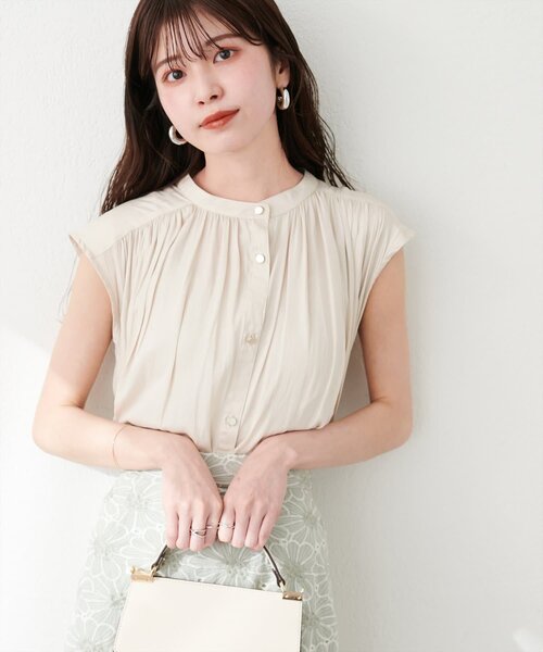 natural couture（ナチュラルクチュール）の「とろみサテンノースリーブギャザーブラウス（シャツ/ブラウス・レディース・チャコールグレー/アイボリー/ピンクベージュ/サックスブルー/グレイッシュベージュ/ラベンダー/ネイビー・FREE）」の2枚目の写真