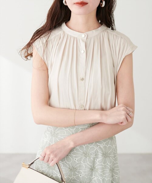 natural couture（ナチュラルクチュール）の「とろみサテンノースリーブギャザーブラウス（シャツ/ブラウス・レディース・チャコールグレー/アイボリー/ピンクベージュ/サックスブルー/グレイッシュベージュ/ラベンダー/ネイビー・FREE）」の8枚目の写真