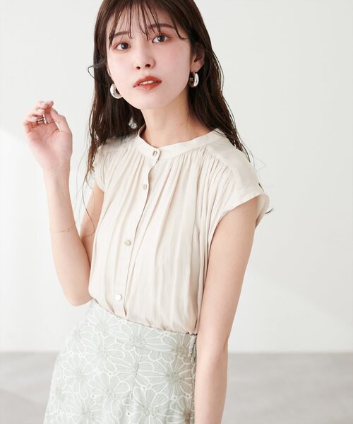 natural couture（ナチュラルクチュール）の「とろみサテンノースリーブギャザーブラウス（シャツ/ブラウス・レディース・チャコールグレー/アイボリー/ピンクベージュ/サックスブルー/グレイッシュベージュ/ラベンダー/ネイビー・FREE）」の10枚目の写真