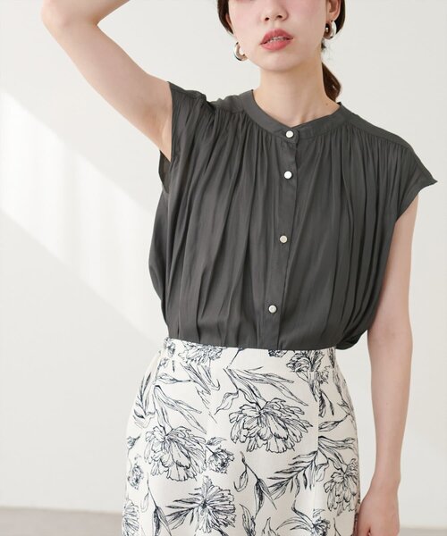 natural couture（ナチュラルクチュール）の「とろみサテンノースリーブギャザーブラウス（シャツ/ブラウス・レディース・チャコールグレー/アイボリー/ピンクベージュ/サックスブルー/グレイッシュベージュ/ラベンダー/ネイビー・FREE）」の12枚目の写真