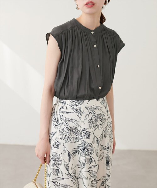 natural couture（ナチュラルクチュール）の「とろみサテンノースリーブギャザーブラウス（シャツ/ブラウス・レディース・チャコールグレー/アイボリー/ピンクベージュ/サックスブルー/グレイッシュベージュ/ラベンダー/ネイビー・FREE）」の13枚目の写真