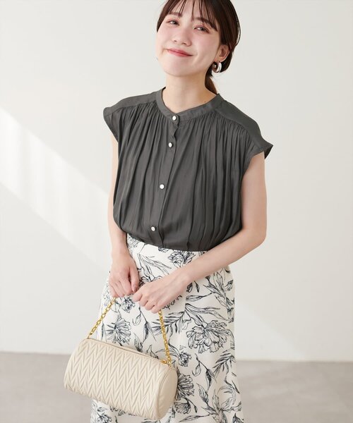 natural couture（ナチュラルクチュール）の「とろみサテンノースリーブギャザーブラウス（シャツ/ブラウス・レディース・チャコールグレー/アイボリー/ピンクベージュ/サックスブルー/グレイッシュベージュ/ラベンダー/ネイビー・FREE）」の14枚目の写真