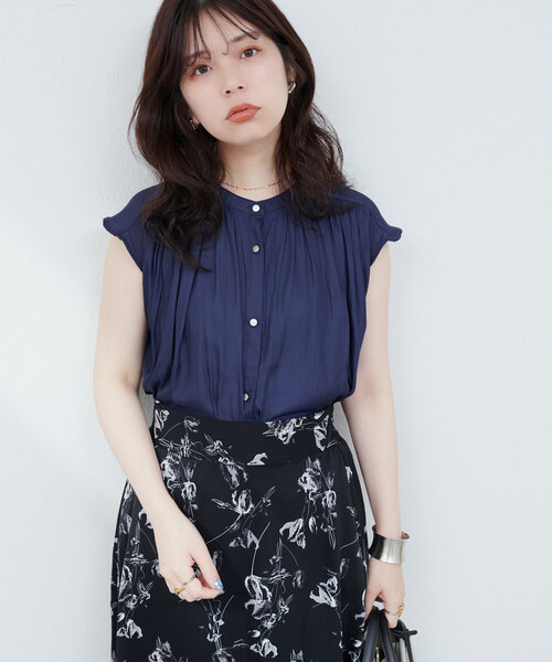 natural couture（ナチュラルクチュール）の「とろみサテンノースリーブギャザーブラウス（シャツ/ブラウス・レディース・チャコールグレー/アイボリー/ピンクベージュ/サックスブルー/グレイッシュベージュ/ラベンダー/ネイビー・FREE）」の22枚目の写真