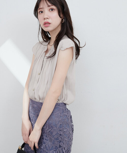 natural couture（ナチュラルクチュール）の「とろみサテンノースリーブギャザーブラウス（シャツ/ブラウス・レディース・チャコールグレー/アイボリー/ピンクベージュ/サックスブルー/グレイッシュベージュ/ラベンダー/ネイビー・FREE）」の18枚目の写真