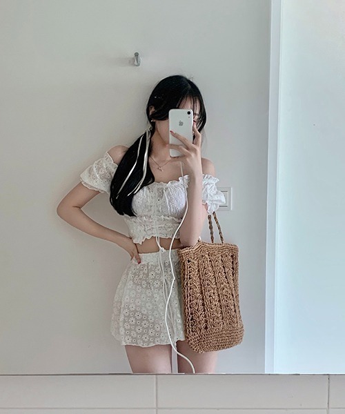 NANEA（ナネア）の「総レースオフショルダートップス＆フレアスカート　2点セットスイムウェア（水着・レディース・ブラック/ホワイト・LARGE/MEDIUM/SMALL）」の6枚目の写真