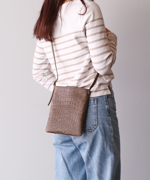 sankyo shokai（サンキョウショウカイ）の「スモールクロコダイル ショルダーバッグ ポロサス（ショルダーバッグ・レディース・ウッド/ブラック×レッド/ワイン/ブラック×ピンク・FREE）」の4枚目の写真