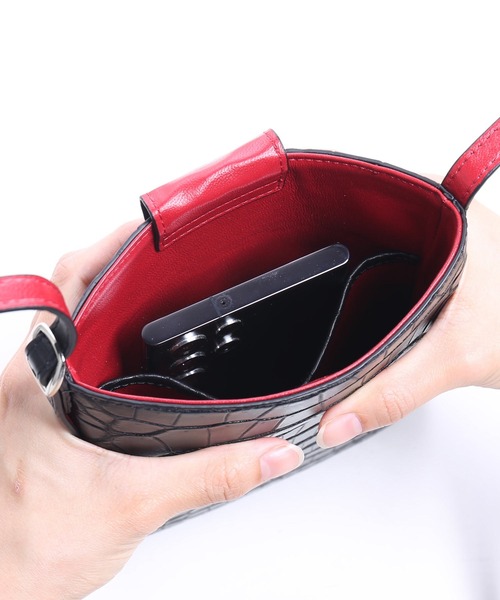 sankyo shokai（サンキョウショウカイ）の「スモールクロコダイル ショルダーバッグ ポロサス（ショルダーバッグ・レディース・ウッド/ブラック×レッド/ワイン/ブラック×ピンク・FREE）」の9枚目の写真