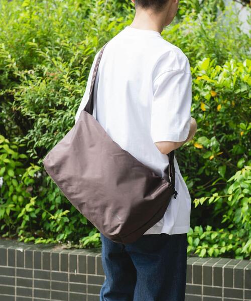 YAKPAK(ヤックパック)の「『別注』YAKPAK×DOORS SHOULDER BAG M(ショルダーバッグ・メンズ・ブラウン/ホワイト/ブラック/チャコールグレー・-)」の9枚目の写真