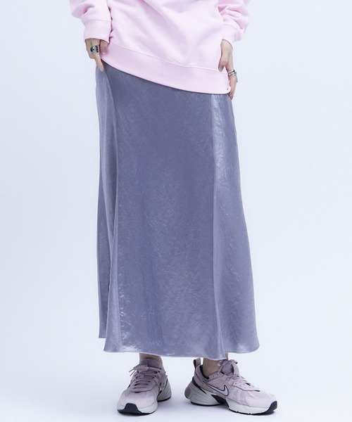 THINGS THAT MATTER（シングス ザット マター）の「BACK SLIT  ACETATE SATIN MAXI SKIRT / バックスリットアセテートサテンマキシスカート（スカート・レディース・ブラック/ライトベージュ/グレー/ラベンダー/ミント/パープル/ブラウン・1/2）」の3枚目の写真