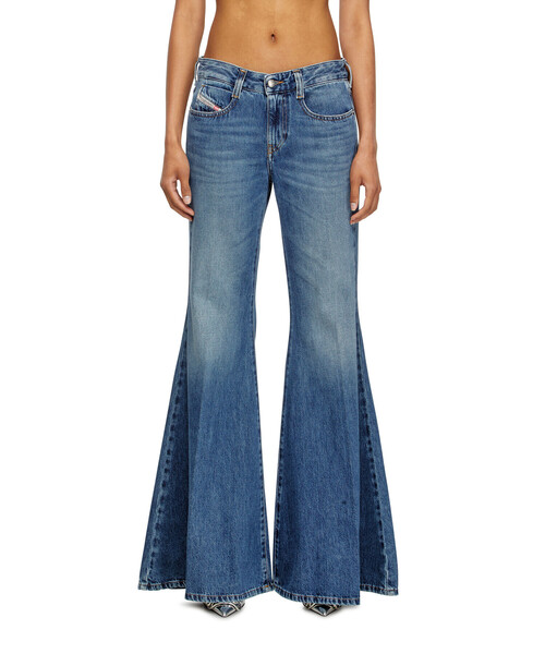 DIESEL(ディーゼル)の「ウィメンズ デニムパンツ FLARE 1970 D-BLEESS L.30(デニムパンツ・レディース・インディゴブルー・23inch/24inch/26inch/25inch/27inch/28inch)」の4枚目の写真