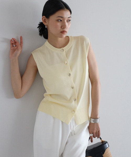 ENC(エンク)の「【動画あり】nuance button summer knit vest / 変形釦サマーニットベスト(ベスト・レディース・ミント/ライトイエロー/ライトブラック/アイボリー・FREE)」の4枚目の写真