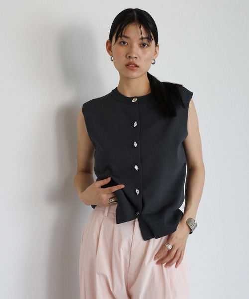 ENC(エンク)の「【動画あり】nuance button summer knit vest / 変形釦サマーニットベスト(ベスト・レディース・ミント/ライトイエロー/ライトブラック/アイボリー・FREE)」の2枚目の写真