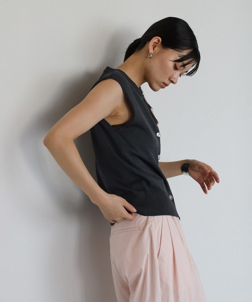ENC(エンク)の「【動画あり】nuance button summer knit vest / 変形釦サマーニットベスト(ベスト・レディース・ミント/ライトイエロー/ライトブラック/アイボリー・FREE)」の11枚目の写真