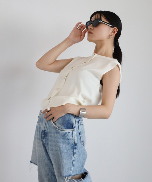ENC(エンク)の「【動画あり】nuance button summer knit vest / 変形釦サマーニットベスト(ベスト・レディース・ミント/ライトイエロー/ライトブラック/アイボリー・FREE)」の5枚目の写真