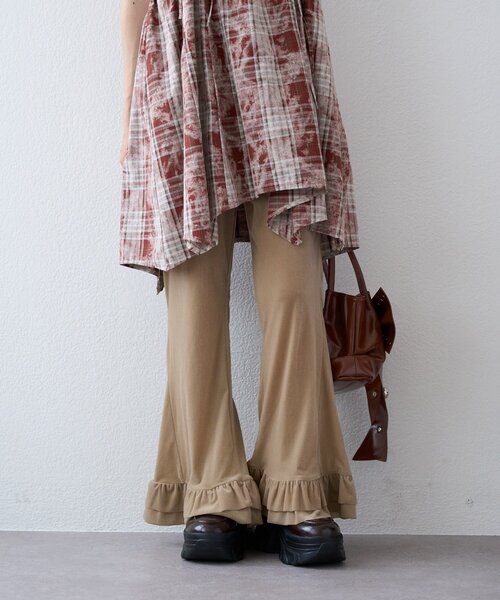 w closet（ダブルクローゼット）の「【25AW/低身長・高身長サイズ/４色展開】裾フリルベロアパンツ（その他パンツ・レディース・ブラック/ブラウン/ベージュ/オレンジ・SMALL/MEDIUM）」の3枚目の写真