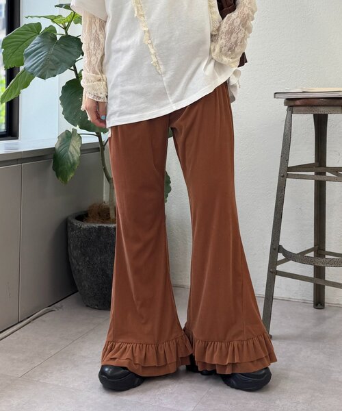 w closet（ダブルクローゼット）の「【25AW/低身長・高身長サイズ/４色展開】裾フリルベロアパンツ（その他パンツ・レディース・ブラック/ブラウン/ベージュ/オレンジ・SMALL/MEDIUM）」の4枚目の写真