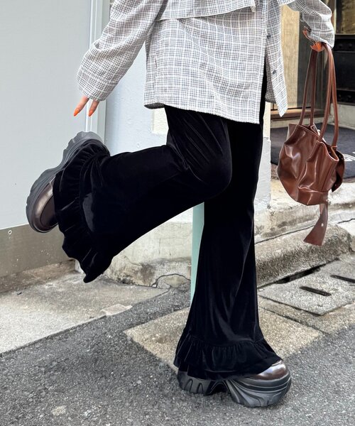 w closet（ダブルクローゼット）の「【25AW/低身長・高身長サイズ/４色展開】裾フリルベロアパンツ（その他パンツ・レディース・ブラック/ブラウン/ベージュ/オレンジ・SMALL/MEDIUM）」の2枚目の写真