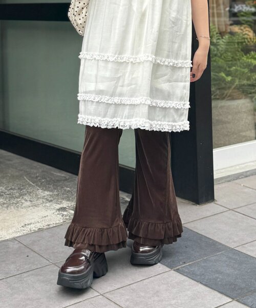 w closet（ダブルクローゼット）の「【25AW/低身長・高身長サイズ/４色展開】裾フリルベロアパンツ（その他パンツ・レディース・ブラック/ブラウン/ベージュ/オレンジ・SMALL/MEDIUM）」の5枚目の写真