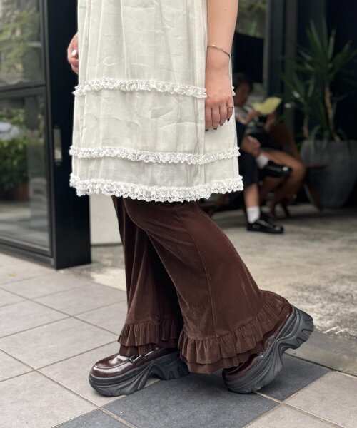 w closet（ダブルクローゼット）の「【25AW/低身長・高身長サイズ/４色展開】裾フリルベロアパンツ（その他パンツ・レディース・ブラック/ブラウン/ベージュ/オレンジ・SMALL/MEDIUM）」の6枚目の写真
