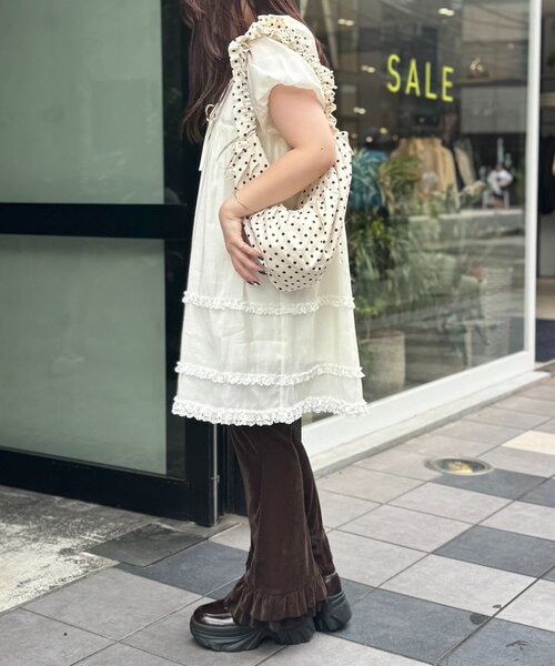 w closet（ダブルクローゼット）の「【25AW/低身長・高身長サイズ/４色展開】裾フリルベロアパンツ（その他パンツ・レディース・ブラック/ブラウン/ベージュ/オレンジ・SMALL/MEDIUM）」の15枚目の写真