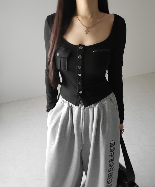 me+em select(ミームセレクト)の「アウトポケットスクエアネック長袖スリムTシャツ /Out pocket square neck long sleeve slim T-shirt(Tシャツ/カットソー・レディース・ブラック/ホワイト/グレー・FREE)」の6枚目の写真