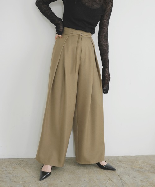 LIAN（リアン）の「ベルトデザインラップタックパンツ（スラックス・レディース・ブラック/ベージュ/チャコールグレー/ブラウン・FREE）」の2枚目の写真