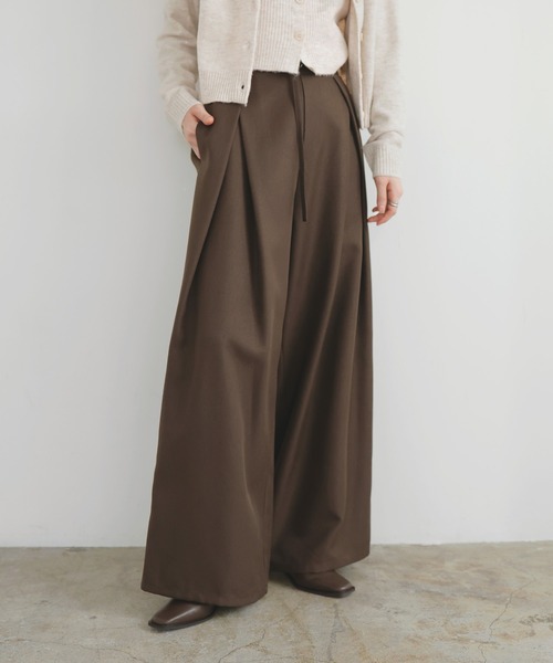 LIAN（リアン）の「ベルトデザインラップタックパンツ（スラックス・レディース・ブラック/ベージュ/チャコールグレー/ブラウン・FREE）」の4枚目の写真