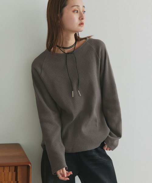 ad thie（アドティエ）の「ラグランスリーブ ワッフルプルオーバー（Tシャツ/カットソー・レディース・チャコール/杢グレー/オフホワイト/ブラック/ダークグレー/ブラウン/イエロー/ライトグレー/ピンク・FREE）」の5枚目の写真