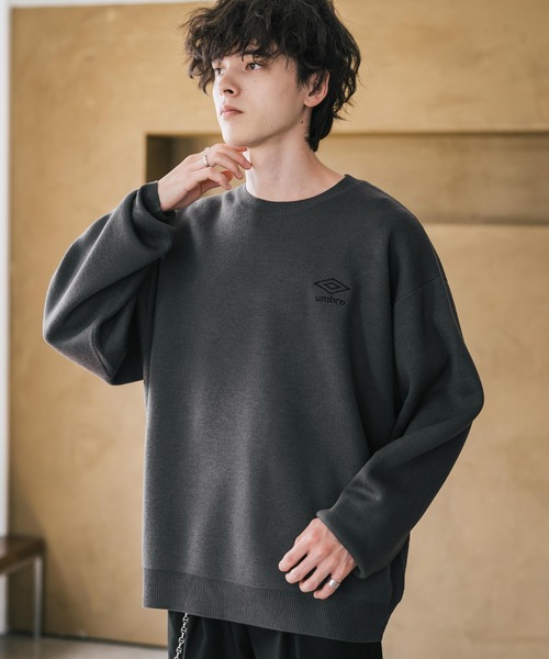 UMBRO(アンブロ)の「UMBRO アンブロ 別注コラボ オーバーサイズワンポイントロゴ刺繍クルーネックアクリルニットセーター(ニット/セーター・メンズ・ベージュ/チャコール/ブラック・L/XL/M)」の1枚目の写真