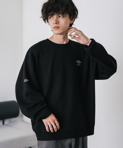 UMBRO(アンブロ)の「UMBRO アンブロ 別注コラボ オーバーサイズワンポイントロゴ刺繍クルーネックアクリルニットセーター(ニット/セーター・メンズ・ベージュ/チャコール/ブラック・L/XL/M)」の3枚目の写真