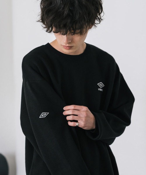 UMBRO(アンブロ)の「UMBRO アンブロ 別注コラボ オーバーサイズワンポイントロゴ刺繍クルーネックアクリルニットセーター(ニット/セーター・メンズ・ベージュ/チャコール/ブラック・L/XL/M)」の10枚目の写真