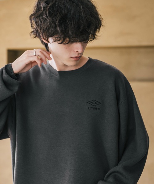 UMBRO(アンブロ)の「UMBRO アンブロ 別注コラボ オーバーサイズワンポイントロゴ刺繍クルーネックアクリルニットセーター(ニット/セーター・メンズ・ベージュ/チャコール/ブラック・L/XL/M)」の11枚目の写真