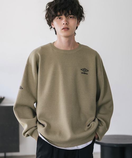 UMBRO(アンブロ)の「UMBRO アンブロ 別注コラボ オーバーサイズワンポイントロゴ刺繍クルーネックアクリルニットセーター(ニット/セーター・メンズ・ベージュ/チャコール/ブラック・L/XL/M)」の15枚目の写真