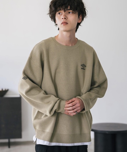 UMBRO(アンブロ)の「UMBRO アンブロ 別注コラボ オーバーサイズワンポイントロゴ刺繍クルーネックアクリルニットセーター(ニット/セーター・メンズ・ベージュ/チャコール/ブラック・L/XL/M)」の16枚目の写真