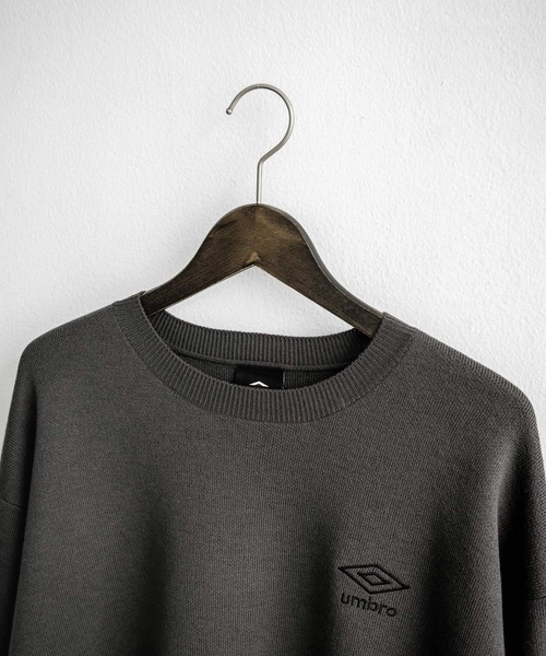 UMBRO(アンブロ)の「UMBRO アンブロ 別注コラボ オーバーサイズワンポイントロゴ刺繍クルーネックアクリルニットセーター(ニット/セーター・メンズ・ベージュ/チャコール/ブラック・L/XL/M)」の22枚目の写真