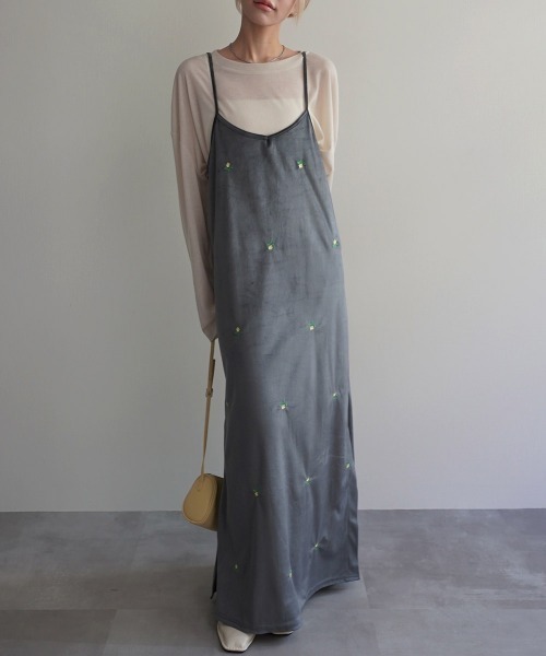 Rashik(ラシク)の「フラワー刺繍ベロア調ワンピース(ワンピース・レディース・ブラック/グレー/ブラウン・FREE)」の1枚目の写真