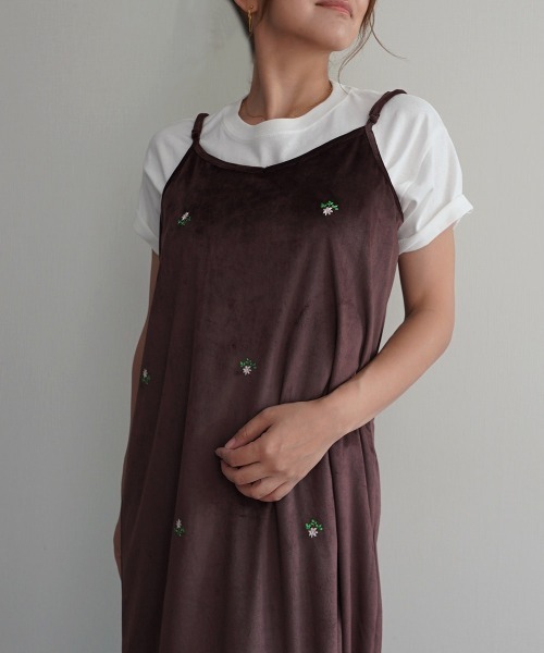 Rashik(ラシク)の「フラワー刺繍ベロア調ワンピース(ワンピース・レディース・ブラック/グレー/ブラウン・FREE)」の4枚目の写真