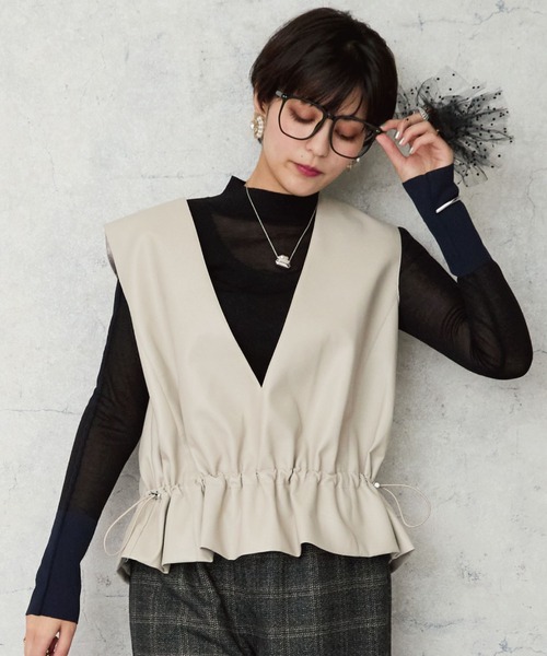 JETSET SOLO PLUS (ジェットセットソロプラス)の「【JETSET SOLO PLUS】フェイクレザー ドロストベスト(その他トップス・レディース・グレイッシュベージュ/モカ・FREE)」の2枚目の写真
